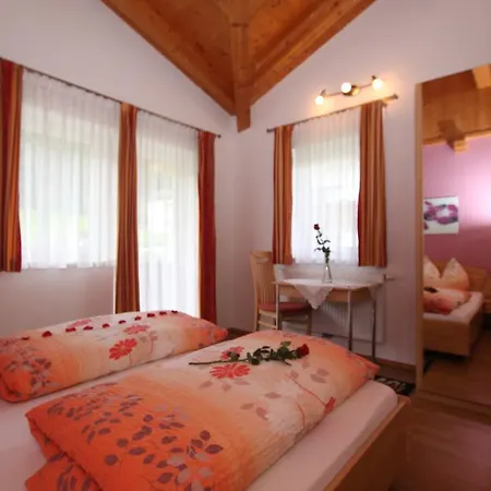 Haus Gugglberger Apartamento Hainzenberg